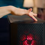 Moc gracza kobieta na jednostce komputerowej przygotowuje się do turnieju gier. Cyber działa na potężnym komputerze osobistym w stylowym pokoju i zaczyna grać w strzelankę online