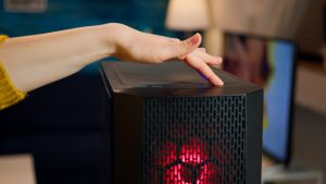 Moc gracza kobieta na jednostce komputerowej przygotowuje się do turnieju gier. Cyber działa na potężnym komputerze osobistym w stylowym pokoju i zaczyna grać w strzelankę online