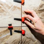 System poziomowania płytek z plastikowymi klipsami i klinami