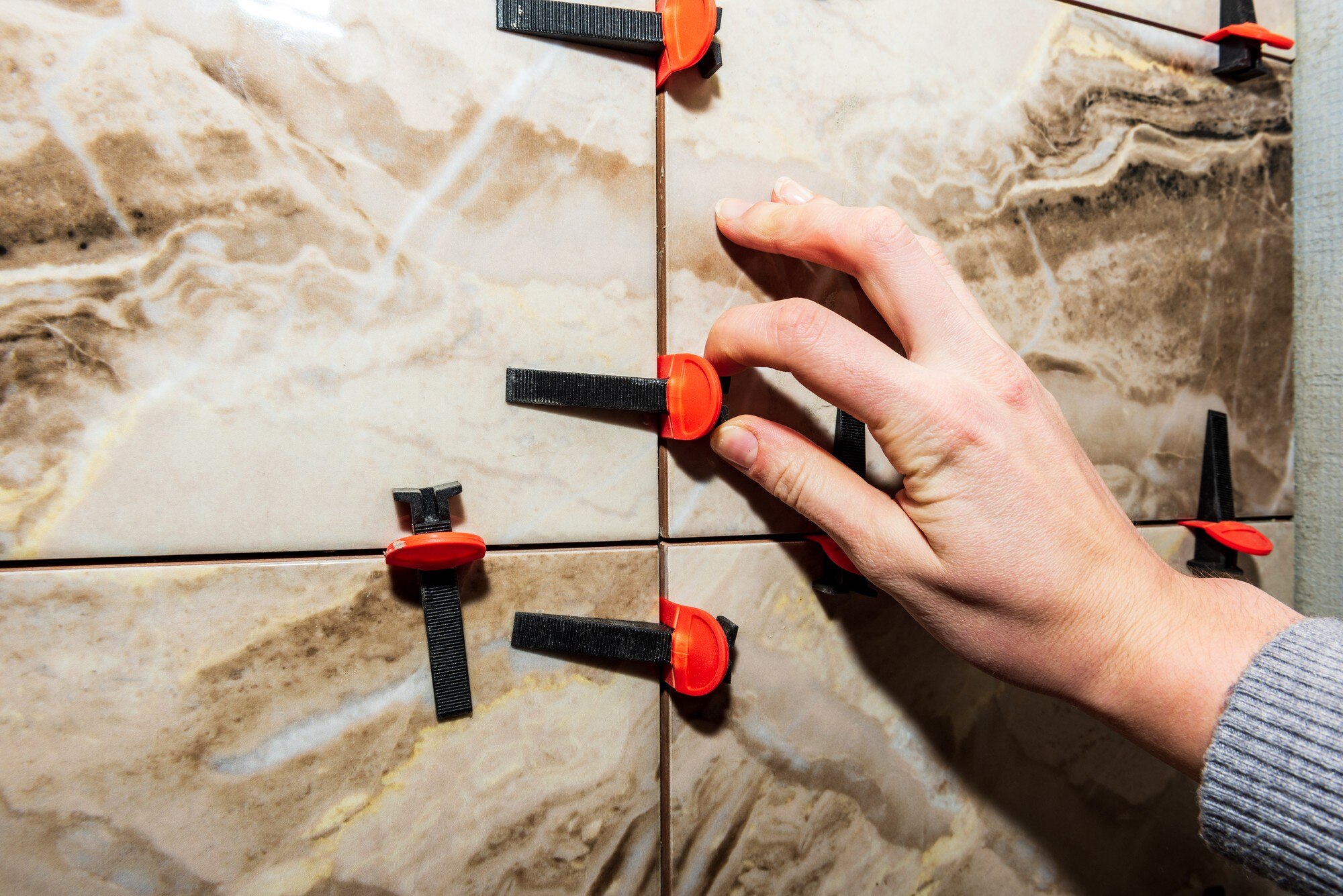 System poziomowania płytek z plastikowymi klipsami i klinami