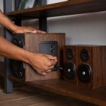 Zbliżenie na osobę, która sprawia, że dom jest wygodny?