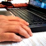 Zbliżenie na dłonie kobiety za pomocą laptopa w domu