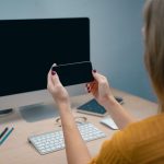 Poranek w kreatywnym studio Projekt graficzny makiety ekrany okulary długopisy klawiatura biuro