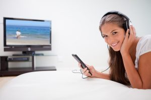 Jak podłączyć słuchawki bezprzewodowe do telewizora? Samsung, LG, Sony, Philips, bez Bluetooth