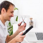 Portret mężczyzny robi sobie fryzurę podczas kwarantanny