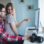 Zakochana para pracuje z domu nad projektem projektu