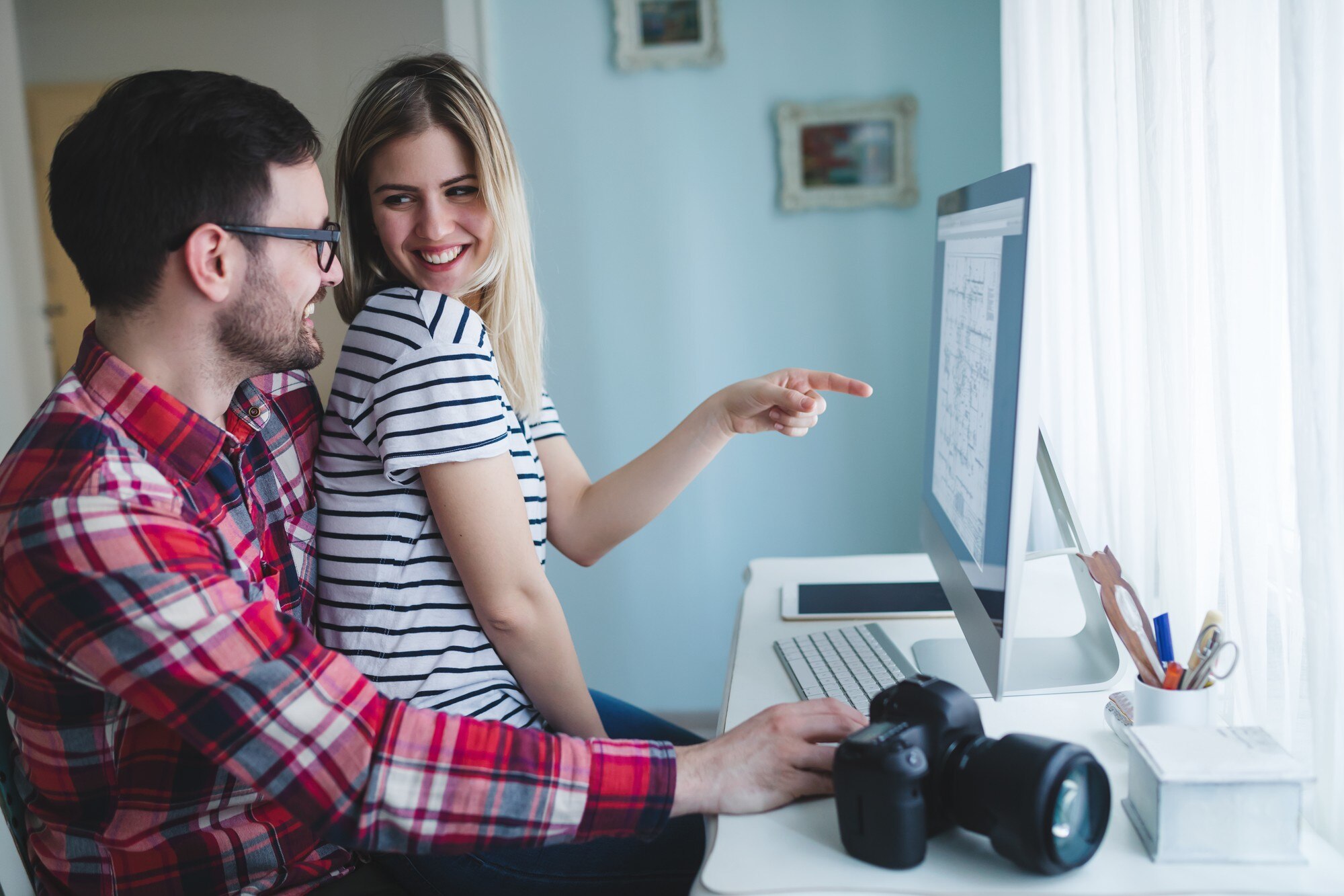 Zakochana para pracuje z domu nad projektem projektu