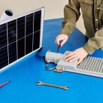 Całkowicie autonomiczna samodzielna instalacja oświetlenia zasilanego energią słoneczną na uchwycie montażowym przed zamontowaniem na