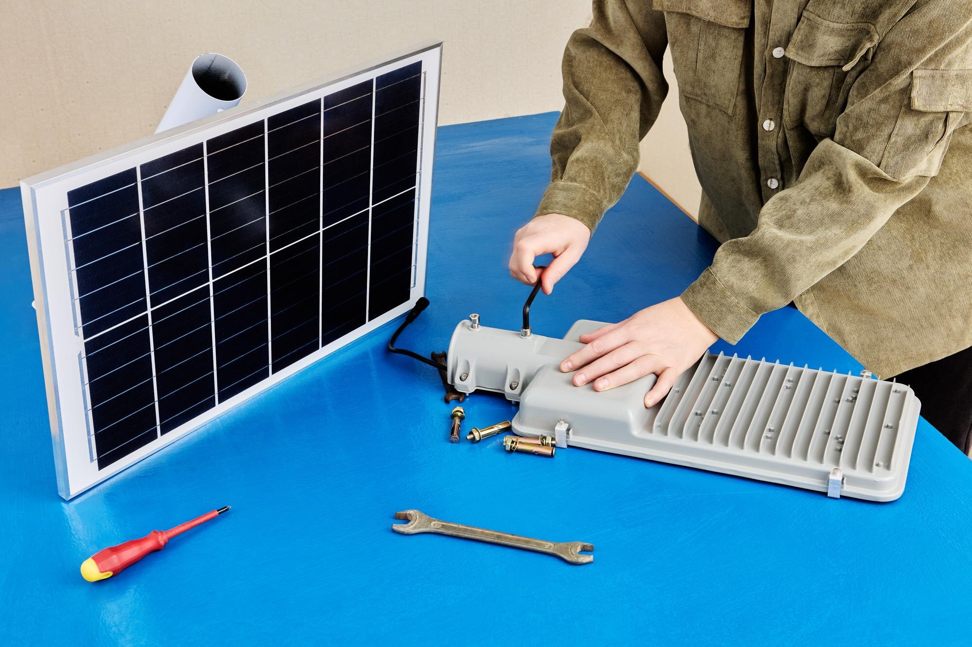 Całkowicie autonomiczna samodzielna instalacja oświetlenia zasilanego energią słoneczną na uchwycie montażowym przed zamontowaniem na