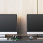 Dwa puste monitory komputerów do gier na biurku z kubkami do kawy i słuchawkami Miejsce dla reklamy Koncepcja klubu gier Mock up 3D Rendering