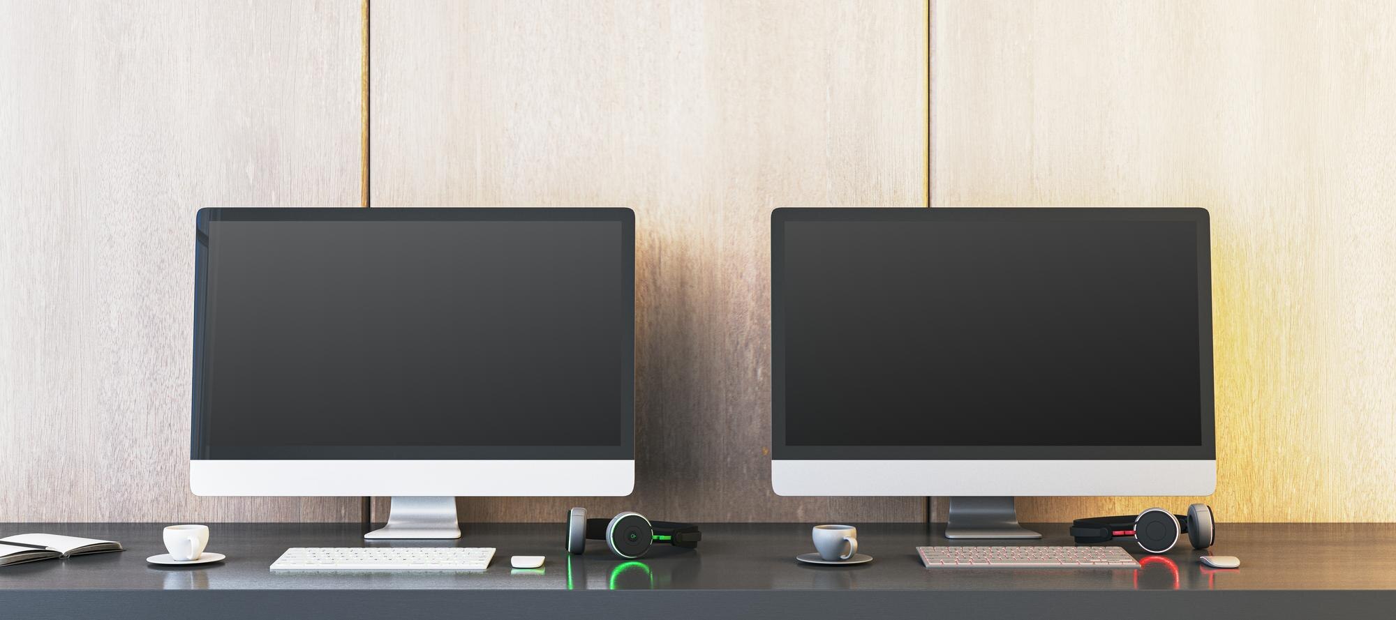 Dwa puste monitory komputerów do gier na biurku z kubkami do kawy i słuchawkami Miejsce dla reklamy Koncepcja klubu gier Mock up 3D Rendering