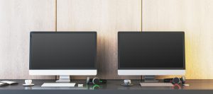 Dwa puste monitory komputerów do gier na biurku z kubkami do kawy i słuchawkami Miejsce dla reklamy Koncepcja klubu gier Mock up 3D Rendering