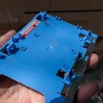 Części informatyczne i komputerowe wyrzucone na podłogę