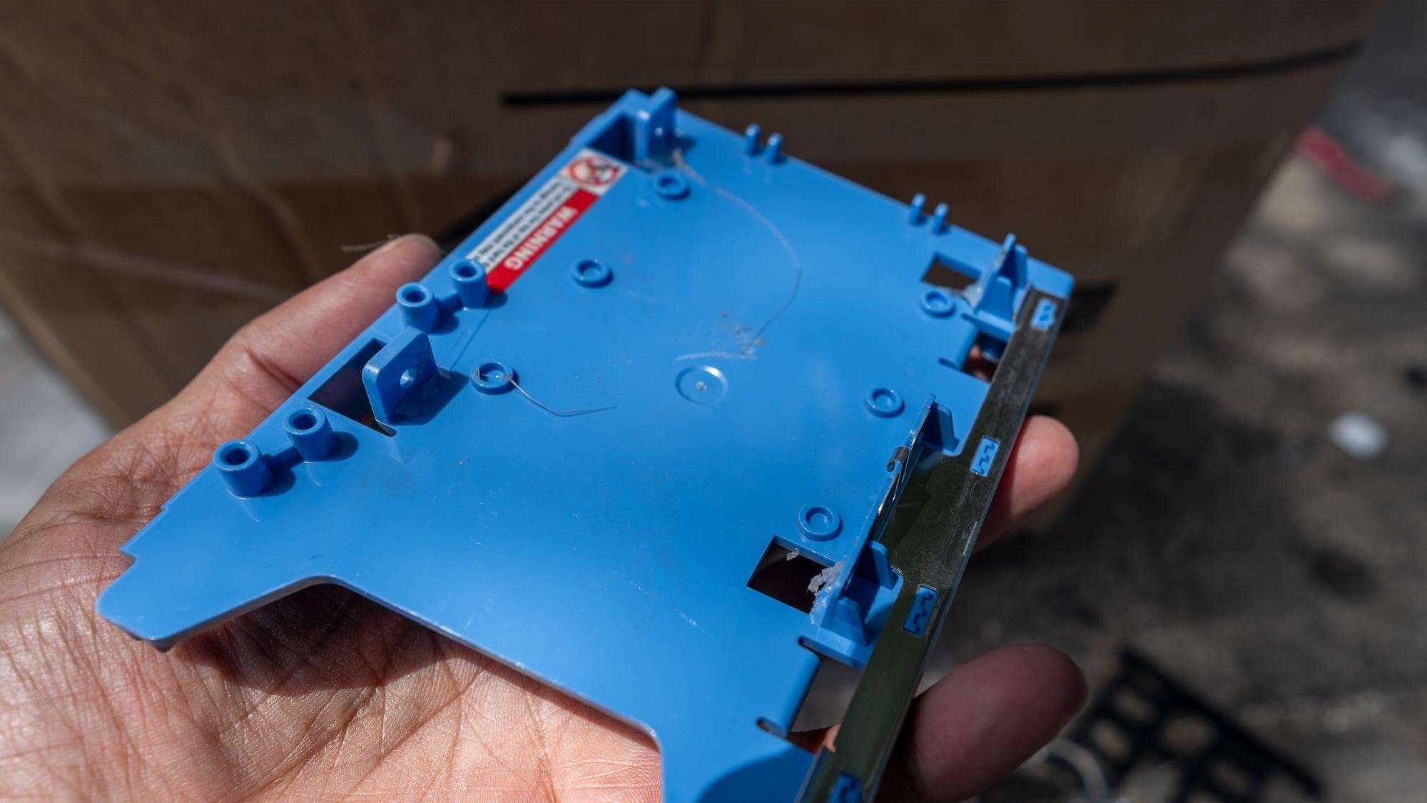 Części informatyczne i komputerowe wyrzucone na podłogę