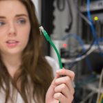 Kobieta patrzeje wprawiać w zakłopotanie przy drutem serwer