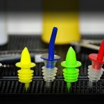 Dekoracyjne przedmioty kuchenne . dozownik . gejzer . kapsle do butelek barowych