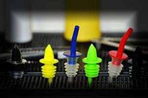 Dekoracyjne przedmioty kuchenne . dozownik . gejzer . kapsle do butelek barowych