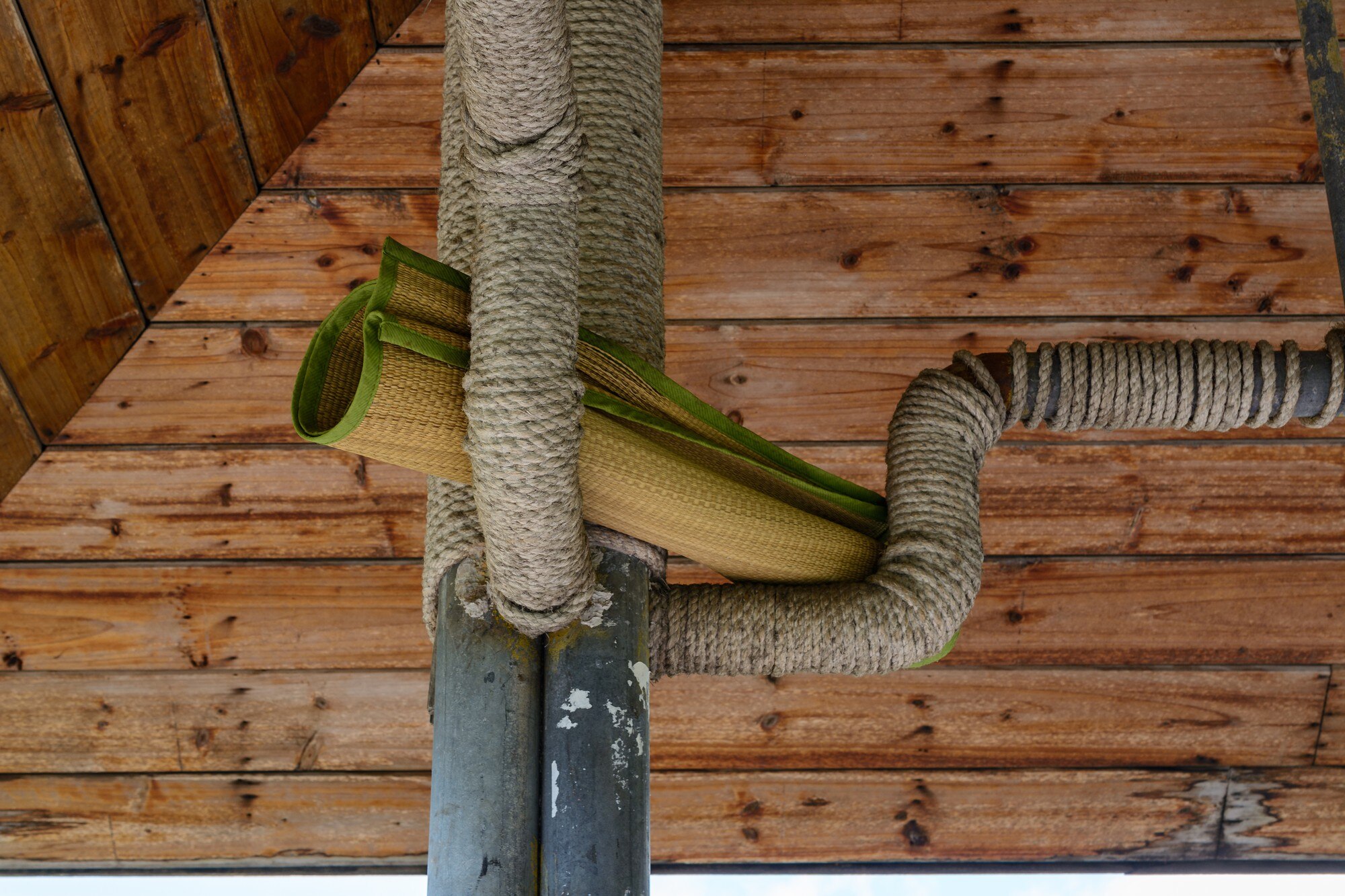 Sanya, Chiny - 19 stycznia 2020: Ukryty dywan w altanie w słynnym tropikalnym parku Bai Lu Gong Yuan w mieście Sanya. Wyspa Hainan, Chiny.