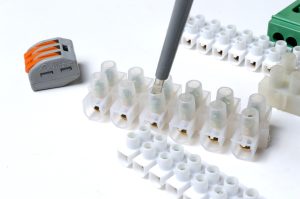 Elektryczne listwy zaciskowe leżą na jasnym tle. zbliżenie.