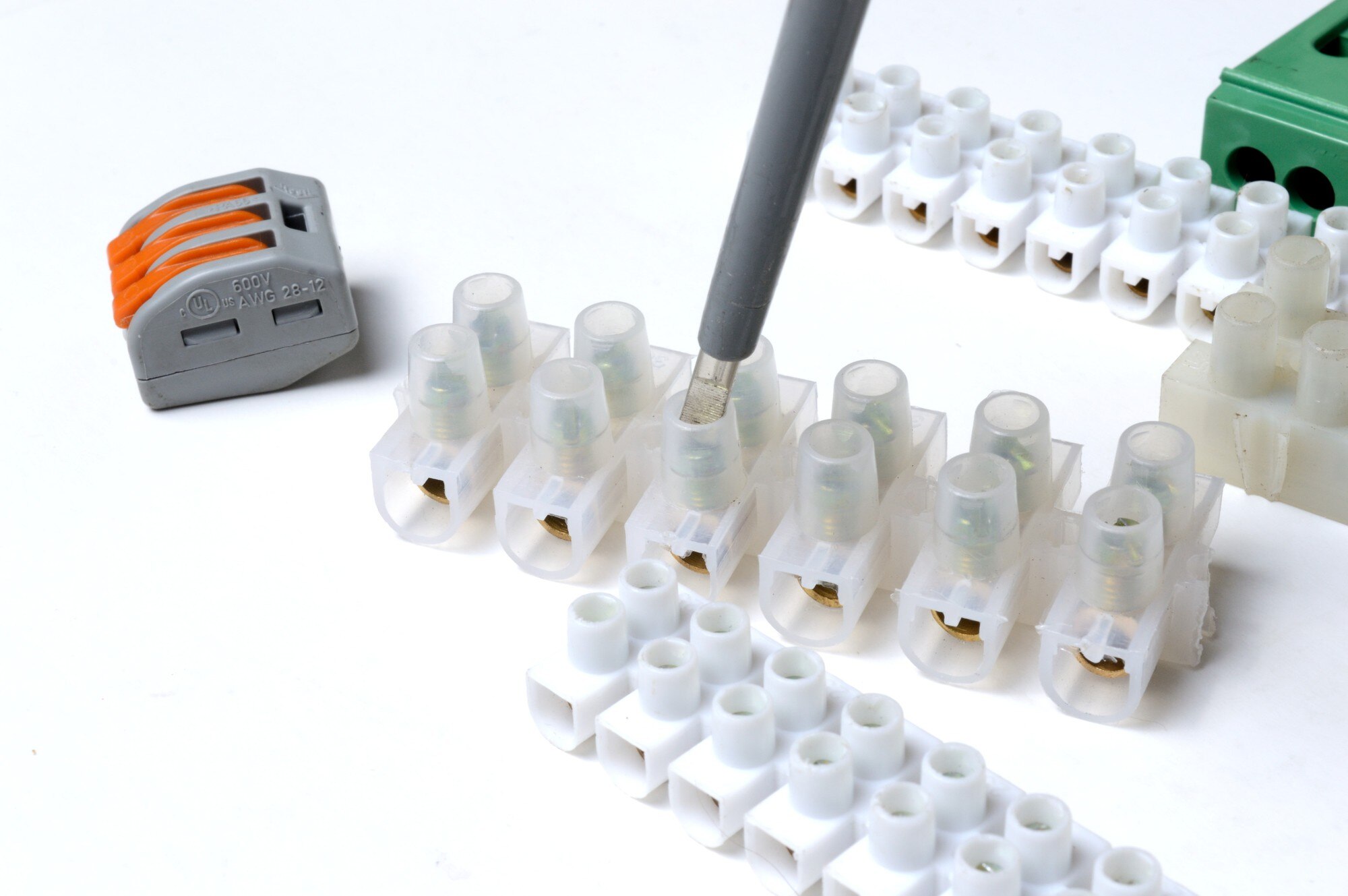 Elektryczne listwy zaciskowe leżą na jasnym tle. zbliżenie.