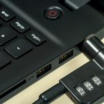 Laptop jest chroniony przed kradzieżą zamkiem szyfrowym. Zbliżenie.