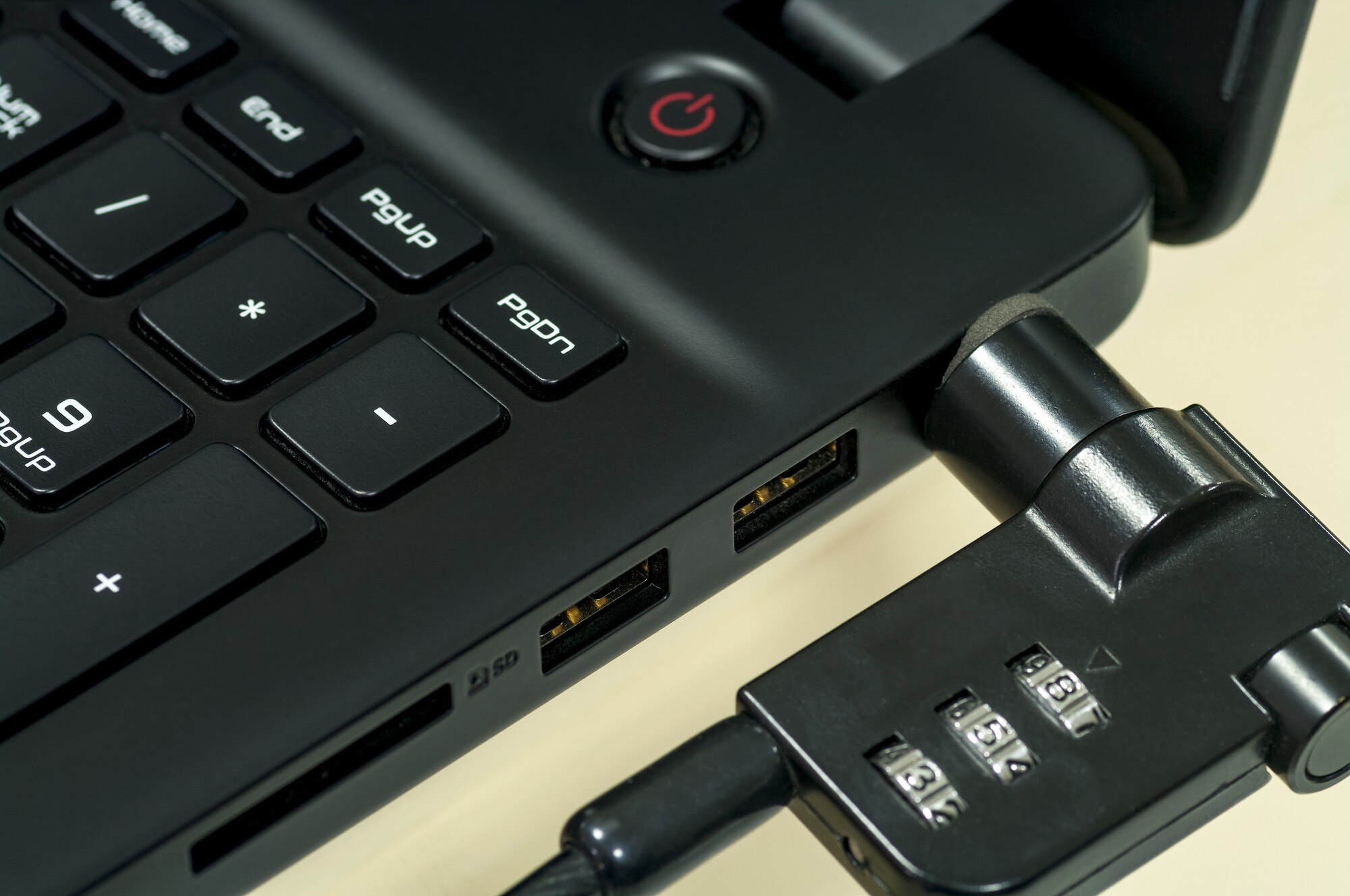 Laptop jest chroniony przed kradzieżą zamkiem szyfrowym. Zbliżenie.