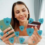 Elegantny klient z hologramem używający karty kredytowej do uwierzytelniania cybercash