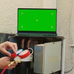 Manometr i laptop z zielonym ekranem