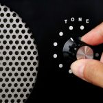 Dłoń do regulacji głośności regulacja głośności Użyj ręki, aby wyregulować głośność za pomocą przycisku regulacji głośności