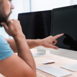 Ścieśniać. poważny człowiek, wskazując na ekranie komputera. ludzie i technologia