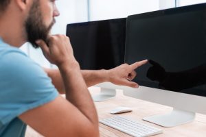 Ścieśniać. poważny człowiek, wskazując na ekranie komputera. ludzie i technologia