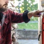 Człowiek z kotłem na paliwo stałe pracujące na biopaliwa oszczędne ogrzewanie