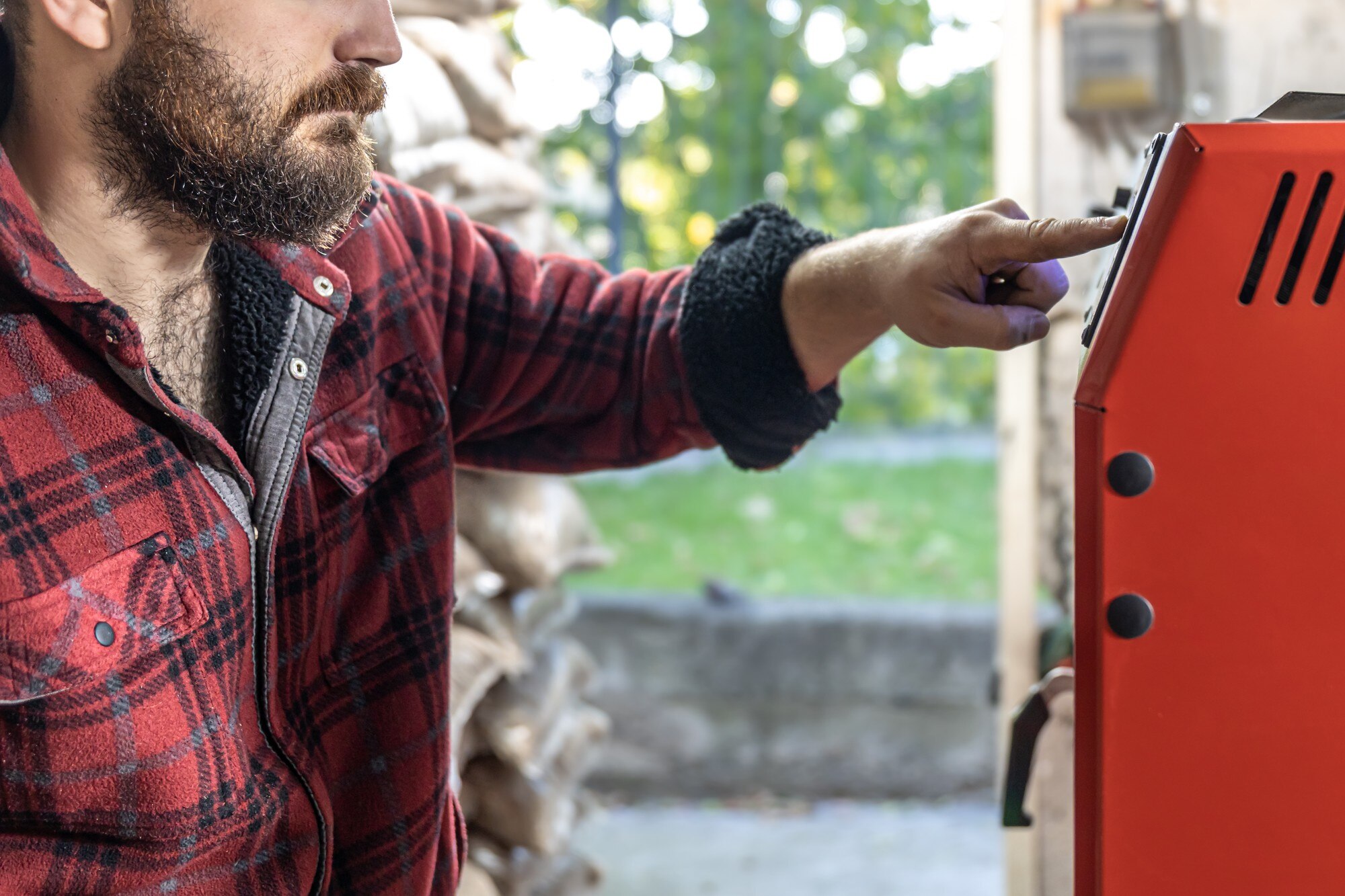 Człowiek z kotłem na paliwo stałe pracujące na biopaliwa oszczędne ogrzewanie