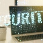 Kreatywna koncepcja bezpieczeństwa cybernetycznego na tle nowoczesnego laptopa Podwójna ekspozycja