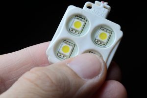 Jak podłączyć halogen LED z czujnikiem ruchu?