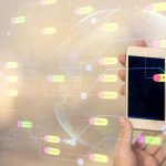 Podwójna ekspozycja hologramu szkicu technologicznego i kobiety trzymającej urządzenie mobilne i korzystającej z niego