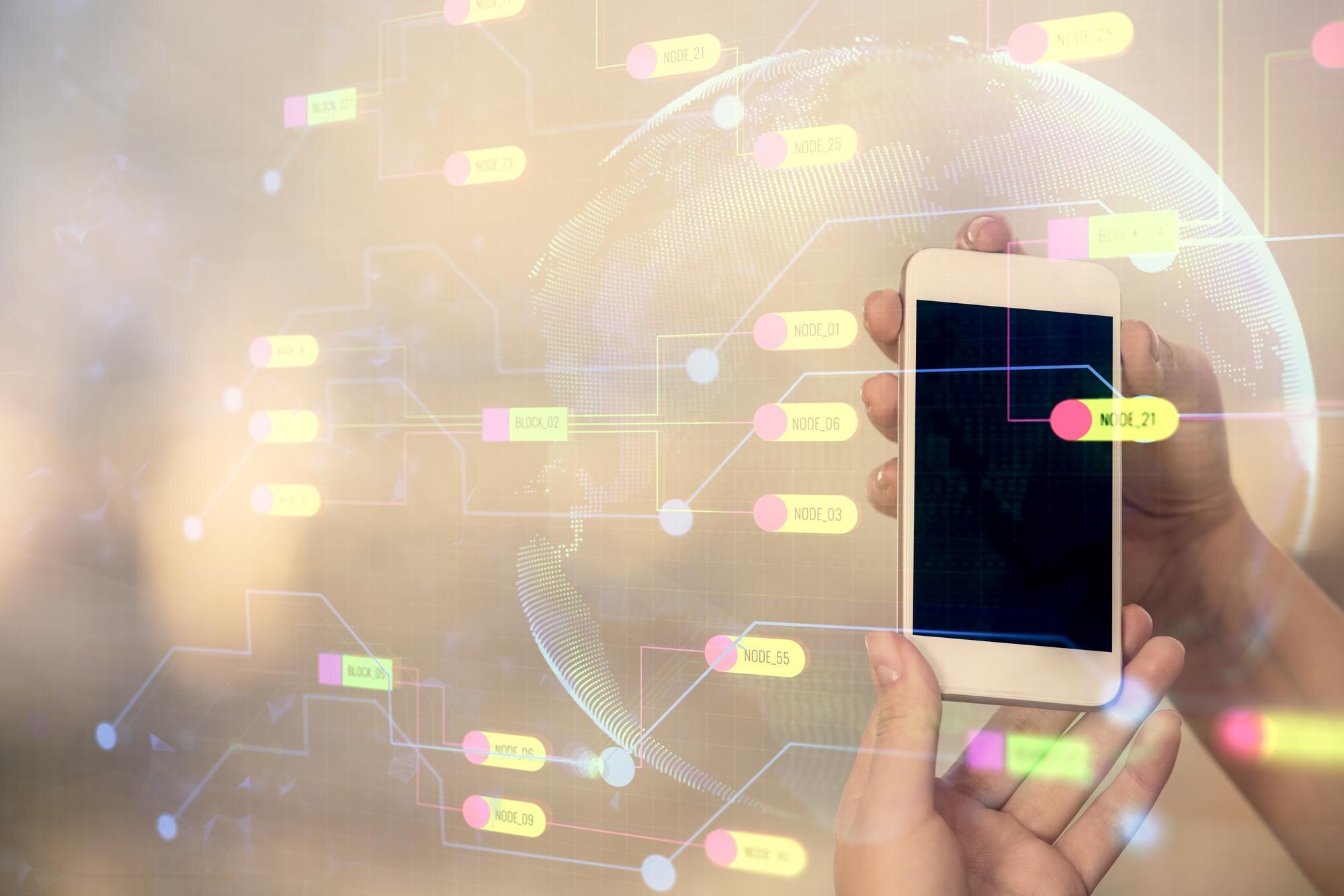 Podwójna ekspozycja hologramu szkicu technologicznego i kobiety trzymającej urządzenie mobilne i korzystającej z niego