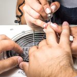 Mistrz robi manicure dla mężczyzny w salonie kosmetycznym. Zbliżenie dłoni. Pojęcie zmiany ról płciowych.