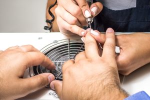 Mistrz robi manicure dla mężczyzny w salonie kosmetycznym. Zbliżenie dłoni. Pojęcie zmiany ról płciowych.