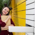 Dziewczyna jest bardzo zdenerwowana i szczęśliwa, ponieważ paczka, na którą czekała, w końcu dotarła do niej.