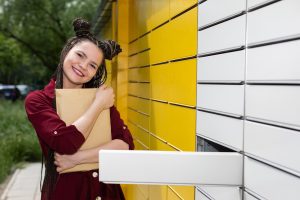 Dziewczyna jest bardzo zdenerwowana i szczęśliwa, ponieważ paczka, na którą czekała, w końcu dotarła do niej.