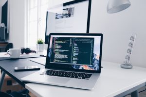 Sprzęt do pracy w IT – na co zwrócić uwagę przy wyborze laptopa, monitora i akcesoriów?