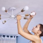 Biała kobieta zmienia energooszczędną lampę led