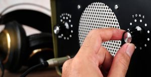 Dłoń do regulacji głośności regulacja głośności Użyj ręki, aby wyregulować głośność za pomocą przycisku regulacji głośności