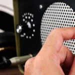 Dłoń do regulacji głośności regulacja głośności Użyj ręki, aby wyregulować głośność za pomocą przycisku regulacji głośności