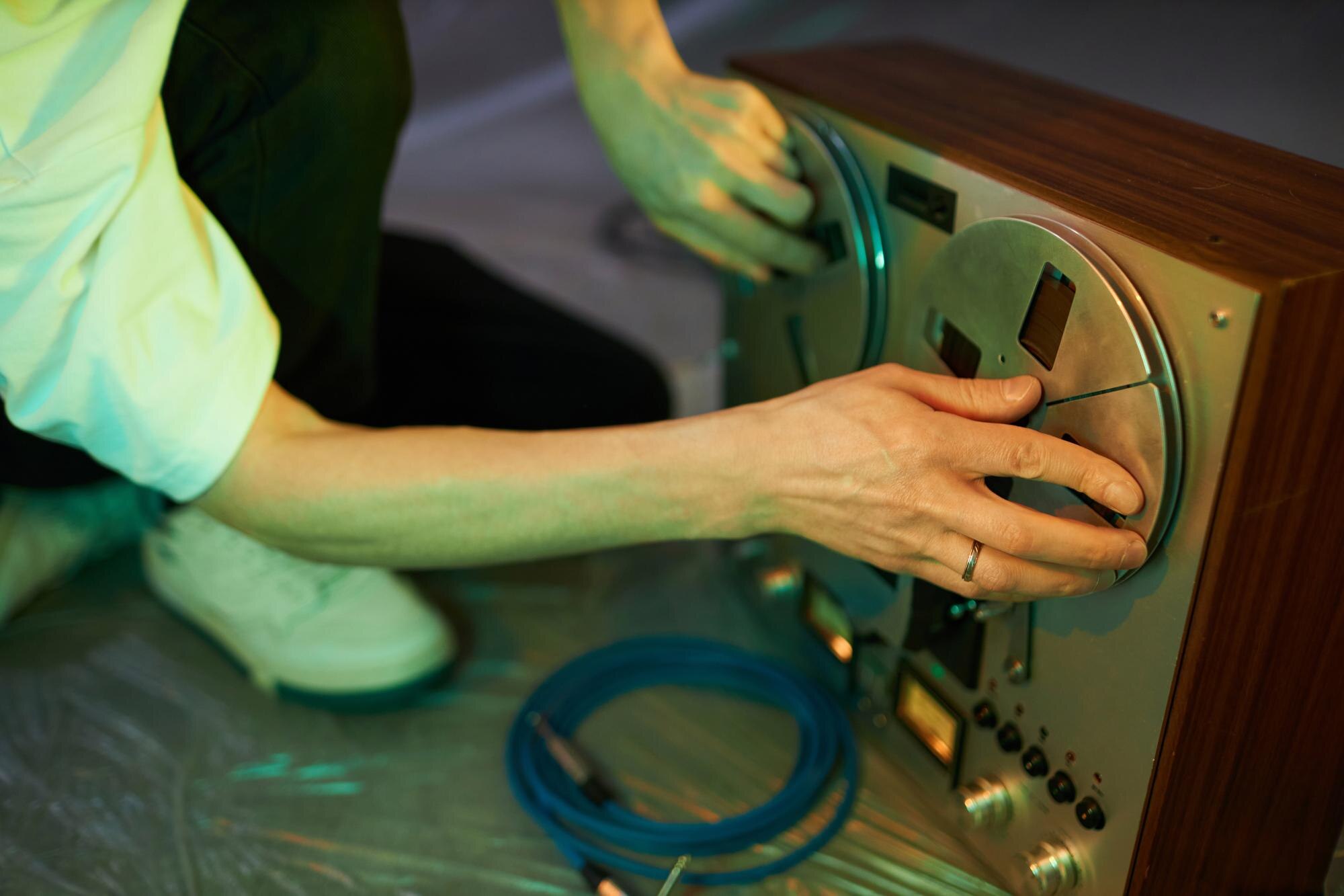 Muzyk regulujący magnetofon