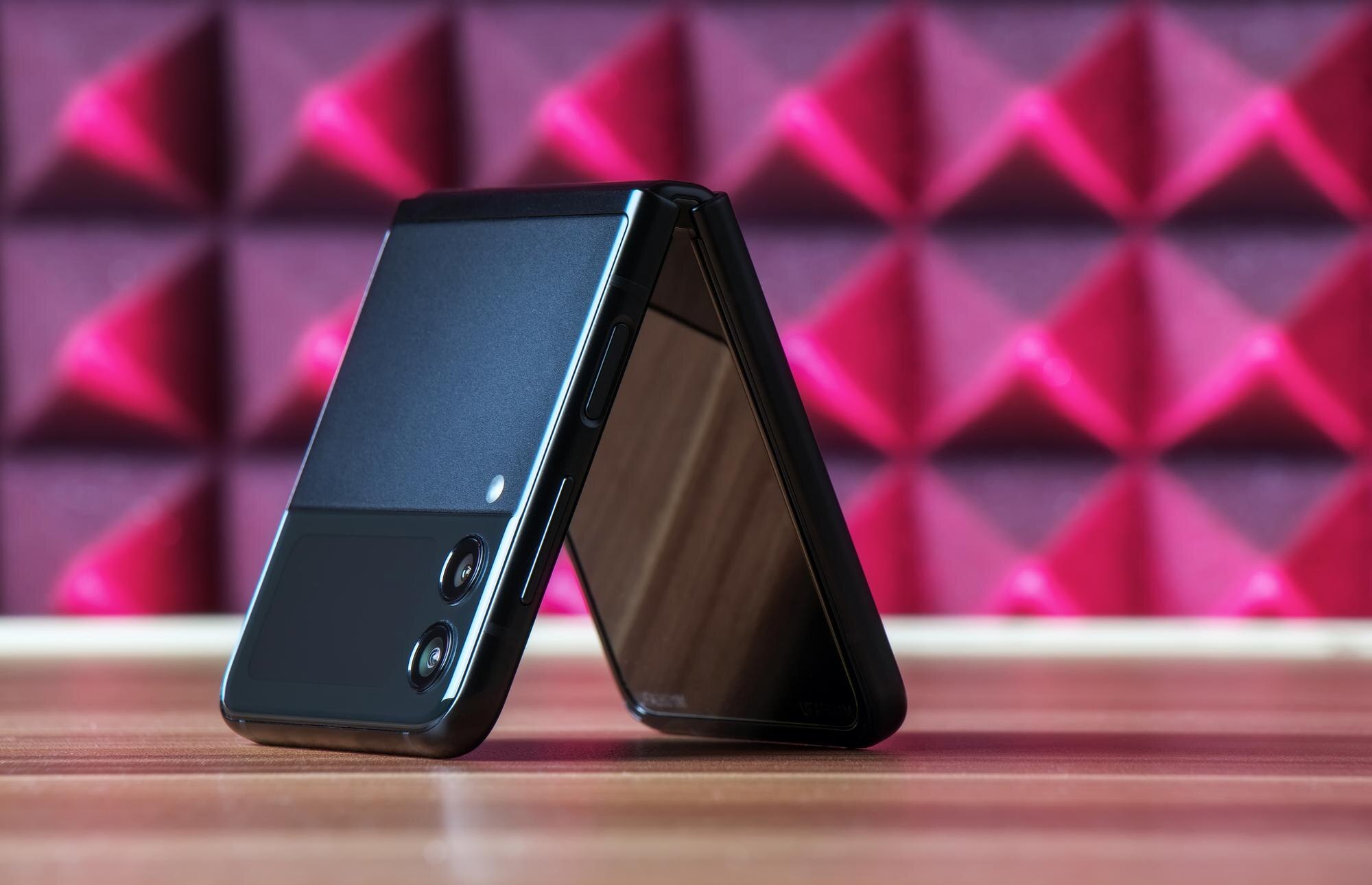 Moskwa, Rosja – 30 sierpnia 2021: Samsung oficjalnie wprowadza na rynek najnowszy flagowy smartfon Samsung Galaxy Flip 3 ze składanym wyświetlaczem.