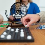 Zbliżenie ludzi grających w bingo