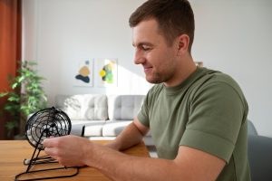 Średnio strzał mężczyzna grający w bingo