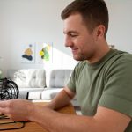 Średnio strzał mężczyzna grający w bingo